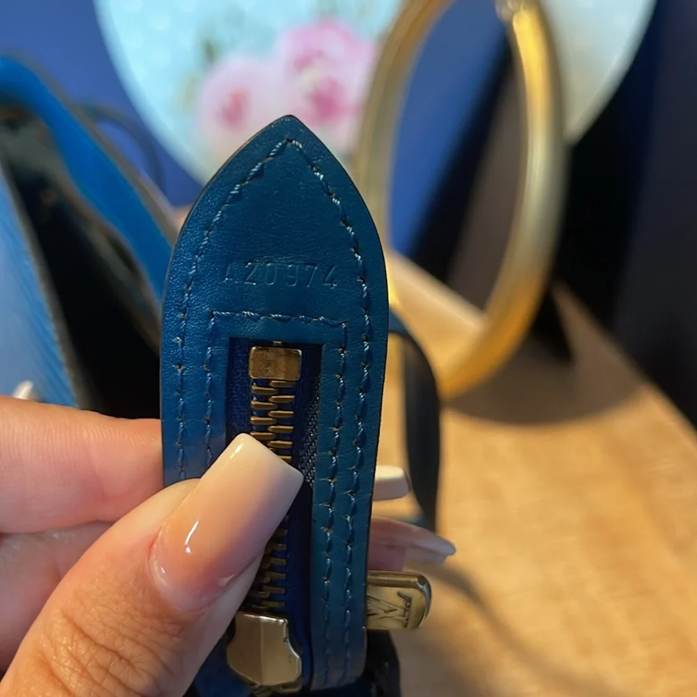 Louis Vuitton Blue Epi St Jacques - Picture 7 of 13